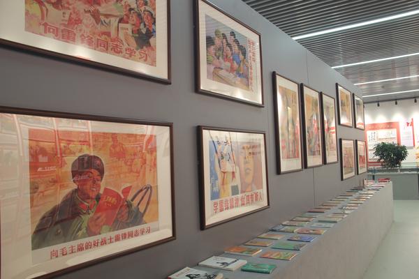 8同学们参观学习雷锋精神主题展示馆 (6)